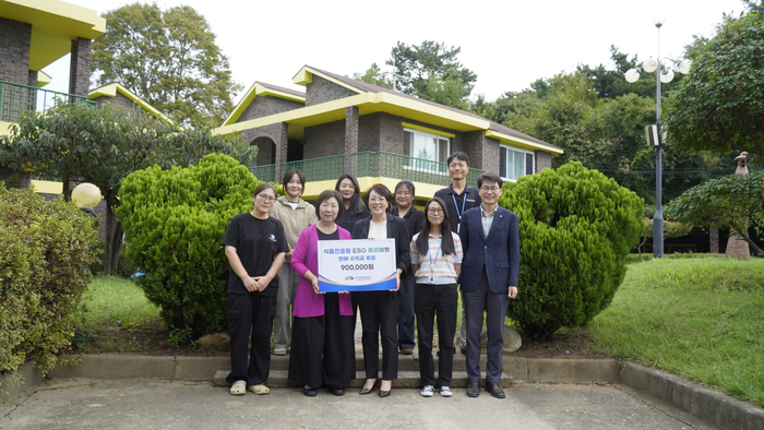 고경숙 시온육아원 원장, 김지현 식품진흥원 경영기획실장이 참석자들과 기념촬영을 하고 있다. 사진|식품진흥원
