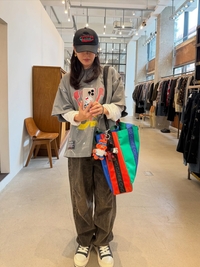 ‘어쩔수가없다’ 굿즈로 패션 완성한 손예진, ‘대학생이세요?’