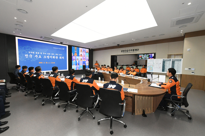 김승룡 소방청장 직무대행이 전국 소방지휘관 회의에서 전상망 장애와 긴 추석 연휴에 흔들림 없는 국민 안전확보를 당부하고 있다. 사진|소방청