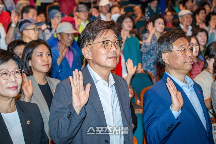 안광림 부의장이 제29회 노인의 날 기념행사에 참석해 어르신들의 헌신과 노고에 감사의 마음을 전하고 있다. 제공=성남시의회