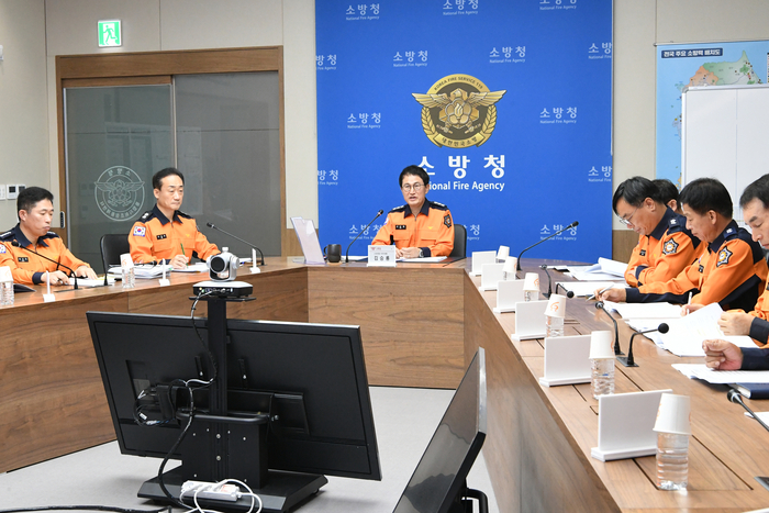 김승룡 소방청장 직무대행이 전국 소방지휘관 회의에서 전상망 장애와 긴 추석 연휴에 흔들림 없는 국민 안전확보를 당부하고 있다. 사진|소방청