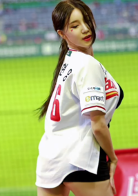 치어리더 김현영, 단상 위에서 요염하게 ‘SSG의 승리 요정’ [★SNS]