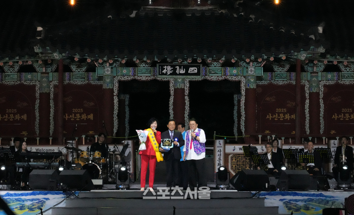 특별공로상의 가수 최진희.