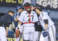 [포토] 사구 사과하는 유영찬