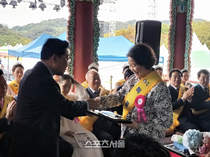 특별상을 받고 있는 윤주경 FITI시험연구원장.