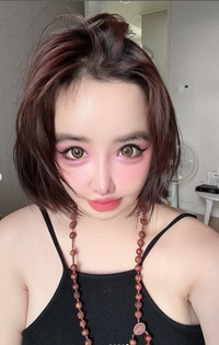 박봄, 같은 옷 다른 얼굴!…집에선 홍조, 밖에선 보정?