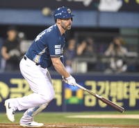 [포토] 데이비슨, 5회 깔끔한 우전안타