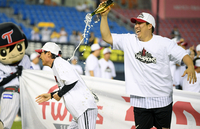 [포토] 김현수 ‘염경엽 감독에 시원한 샴페인 세례’