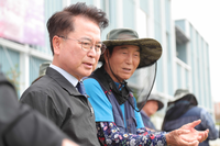 육동한 춘천시장, 가시박 제거 현장 방문