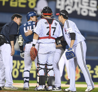[포토] 김휘집 사구에 사과하는 유영찬