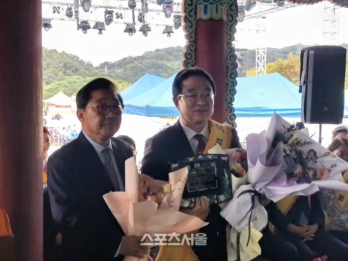 모범공직부문의 황규철 충북 옥천군수.