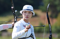 [포토]코칭스태프와 소통하는 강채영