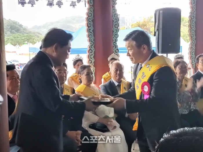 향토봉사부문의 백송회관 백현규 대표.