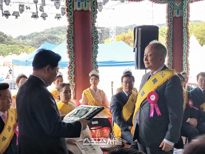 특별상의 강천석 조선일보 고문.