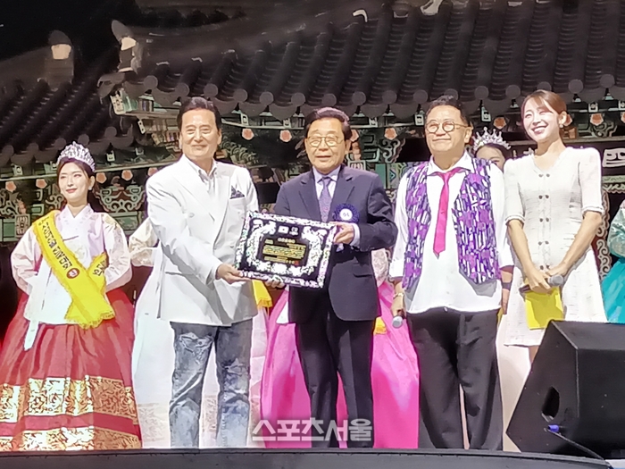 (사)사선문화제전위원회 양영두 위원장이 공연 도중에 탤런트 김성환으로부터 감사패를 받고 있다. 