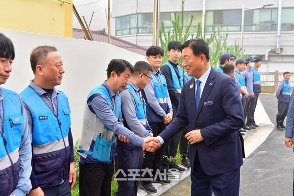 김한종 장성군수가 장성우체국을 방문 추석 인사를 나누고 있다 = 장성군 제공