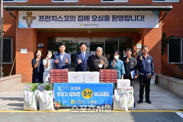 김한종 장성군수가 추석을 앞두고 사회복지시설을 찾아 위문하고 있다