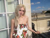 전소미, 파리를 밝히는 아찔한 미모