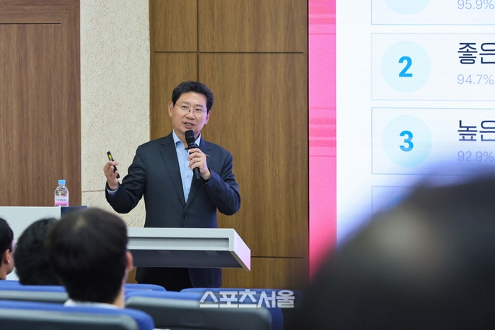 1일 단국대 국제관에서 이상일 시장이 특강을 하고 있다. 제공=용인시