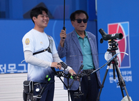 [포토]서오석 감독과 이야기 나누는 이우석