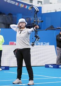 [포토]컴파운드 4강 노리는 유희연