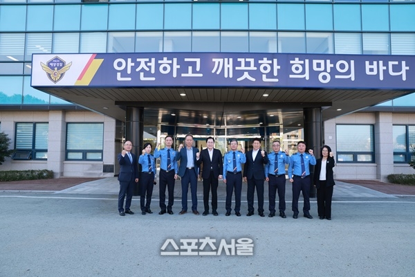 신우철 완도군수가 완도해양경찰서를 찾아 위문품을 전달하고 기념사진을 촬영하고 있다= 완도군 제공