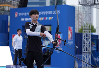 [포토]리커브 4강에 진출한 김종우