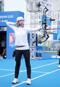 [포토]컴파운드 4강에 진출한 문예은