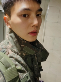 “이게, 군복 셀카라니…” 전역 송강, 콧대 美쳤다 [★SNS]