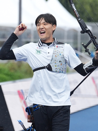 [포토]1억원의 우승 상금 차지하는 김종우(정몽구배 양궁)
