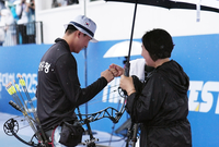 [포토]우승 확정에 황은희 감독과 주먹을 맞대는 양재원