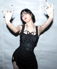 ‘미들핑거’ 세운 현아, 임신설 부인?…싱가포르서 용준형과 ‘과감’ 키스샷도