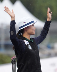 [포토]관중에게 인사하는 문예은(정몽구배 양궁)