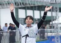 [포토]관중에게 우승 인사를 하는 김종우
