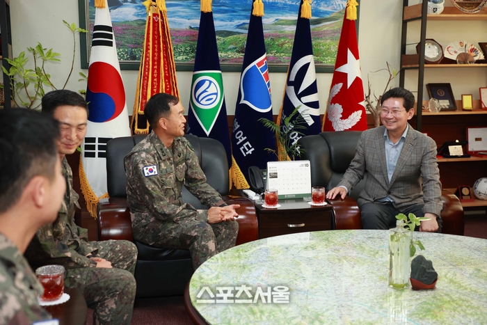 이상일 시장은 2일 제55보병사단을 방문해 이임수 사단장 등 군 관계자들과 정담을 나눴다. 제공=용인시