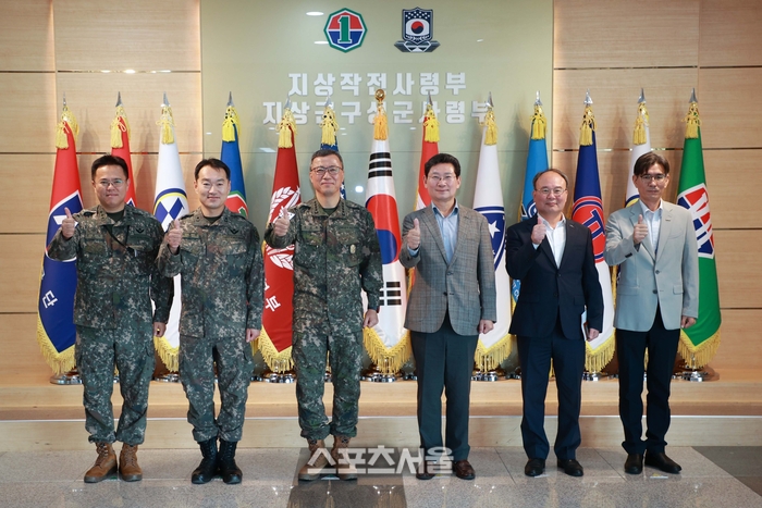 이상일 시장은 2일 지상작전사령부를 방문해 주성운 사령관 등 군관계자들을 격려했다. 제공=용인시