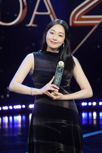 김민하, 결국 트로피 거머쥐었다