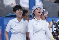 [포토]슈팅로봇의 실력에 감탄하는 안산과 임시현