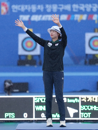 [포토]시상대 가장 높은 곳에 오르는 임시현