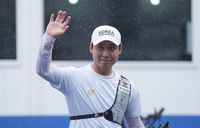 [포토]관중에게 인사하는 이우석