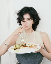 “블랙홀 매력!”...송혜교, 레전드급 ‘B컷’ 대방출