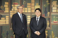 국립박물관, ‘피의자’ 방시혁과 찍은 사진 올렸다 ‘뭇매’ 맞고 하루 만에 삭제