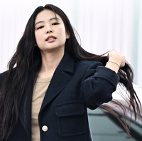 ‘인간 샤넬’ 제니, 공항 패션으로 선보인 시크한 네이비 룩··· 단아함 속 고급스러움!