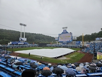 ‘시작 10분 전에 왜…’ 삼성-NC전, 갑자기 내린 비→대형 방수포 설치…“지연 개시, 시작시간 미정” [WC2]