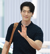 떴다! ‘현실 지니’ 김우빈, 11년 만에 게릴라 데이트 ‘성수동 마비’