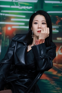 ‘홀로서기’ 전혜진, 압도적 ‘블랙’ 카리스마 폭발…10년 만에 ‘1인극’ 컴백