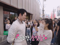 성수동 달군 ‘지니’ 김우빈, 11년만의 게릴라 인터뷰…‘10초간 눈맞춤’