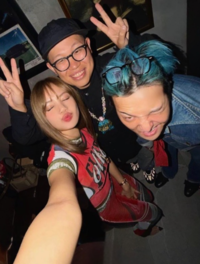 ‘윙크와 키스’ 지드래곤·리사…日도쿄서 YG패밀리 투샷, 협업 시그널?