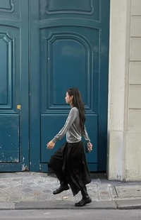 제니의 ‘파리 골목 사용법’…회색·블랙으로 완성한 일상 미학