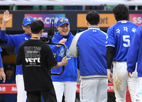 [포토]최원태와 하이파이브를 나누는 삼성 박진만 감독